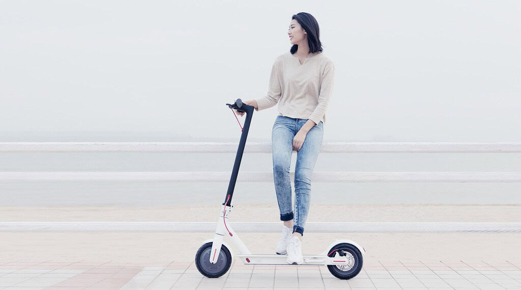 xiaomi-mijia-electric-scooter_apoyado-persona