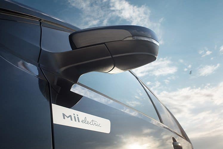 SEAT-Mii-Electric-inscripcion-debajo-retrovisor