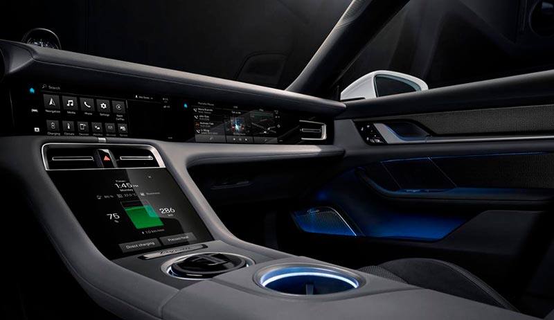 Interior del Porsche Taycan, detalles de las pantallas centrales, multimedia y del acompañante Interior del Porsche Taycan, detalles de las pantallas centrales, multimedia y del acompañante
