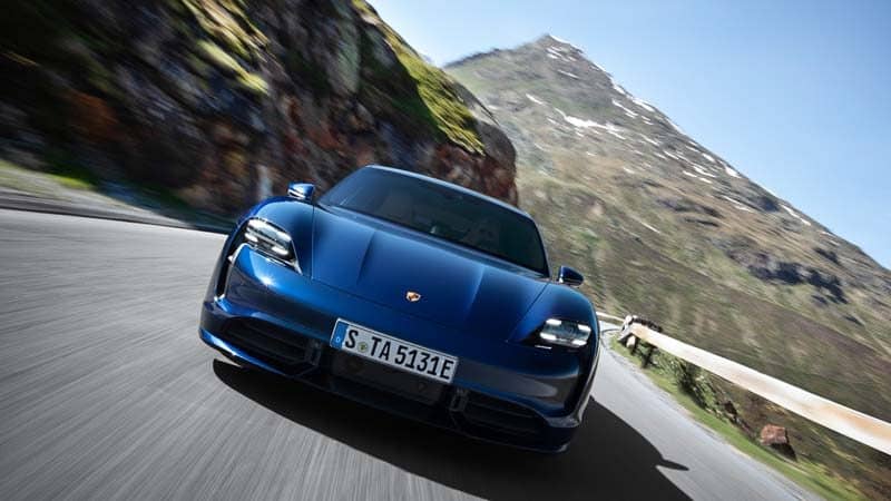 Foto del Porsche Taycan azul en carretera