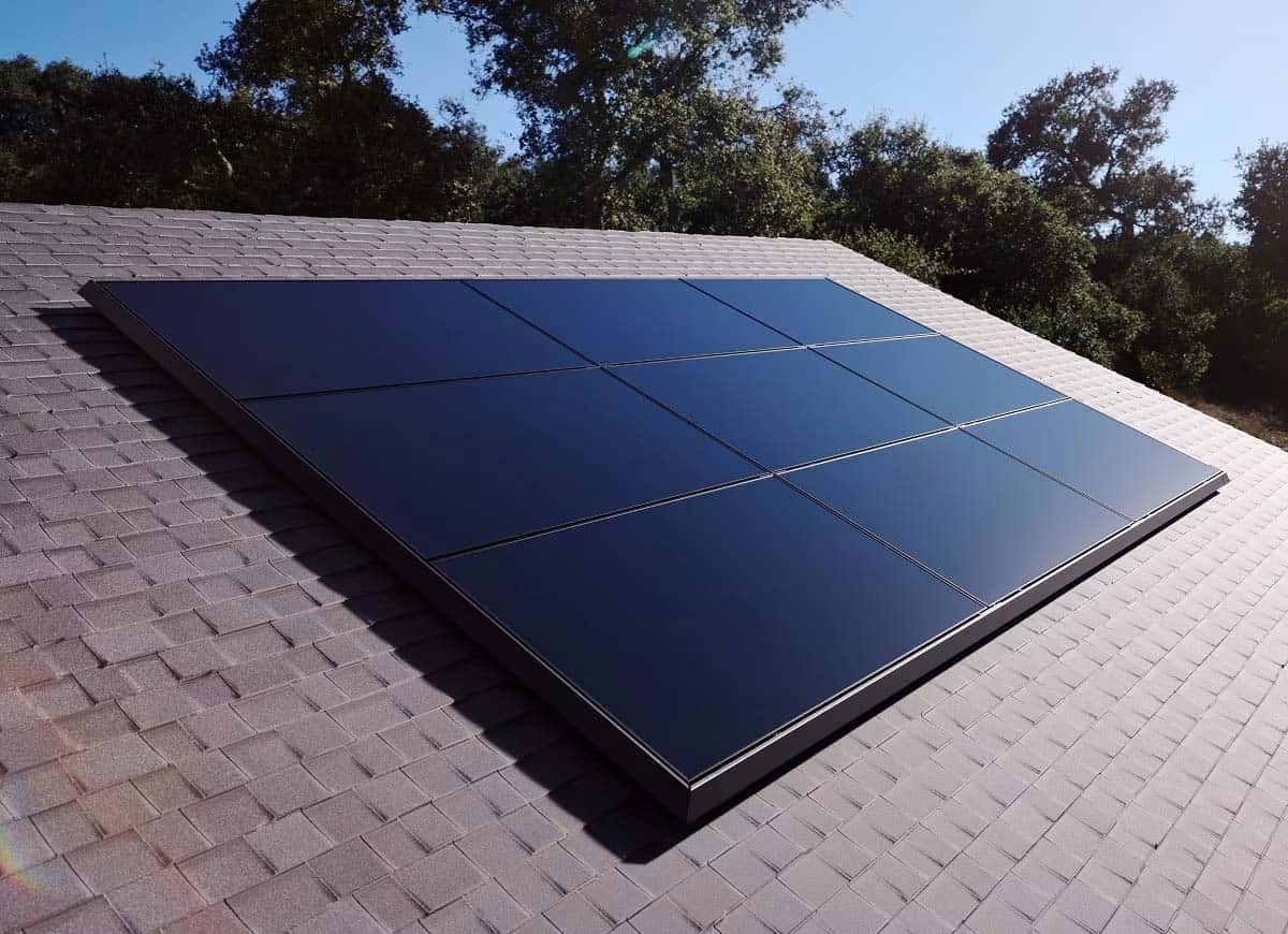 Paneles solares fotovoltaicos instalados en tejado residencial para generación de energía limpia y sostenible. Nuevo panel solar de Tesla.