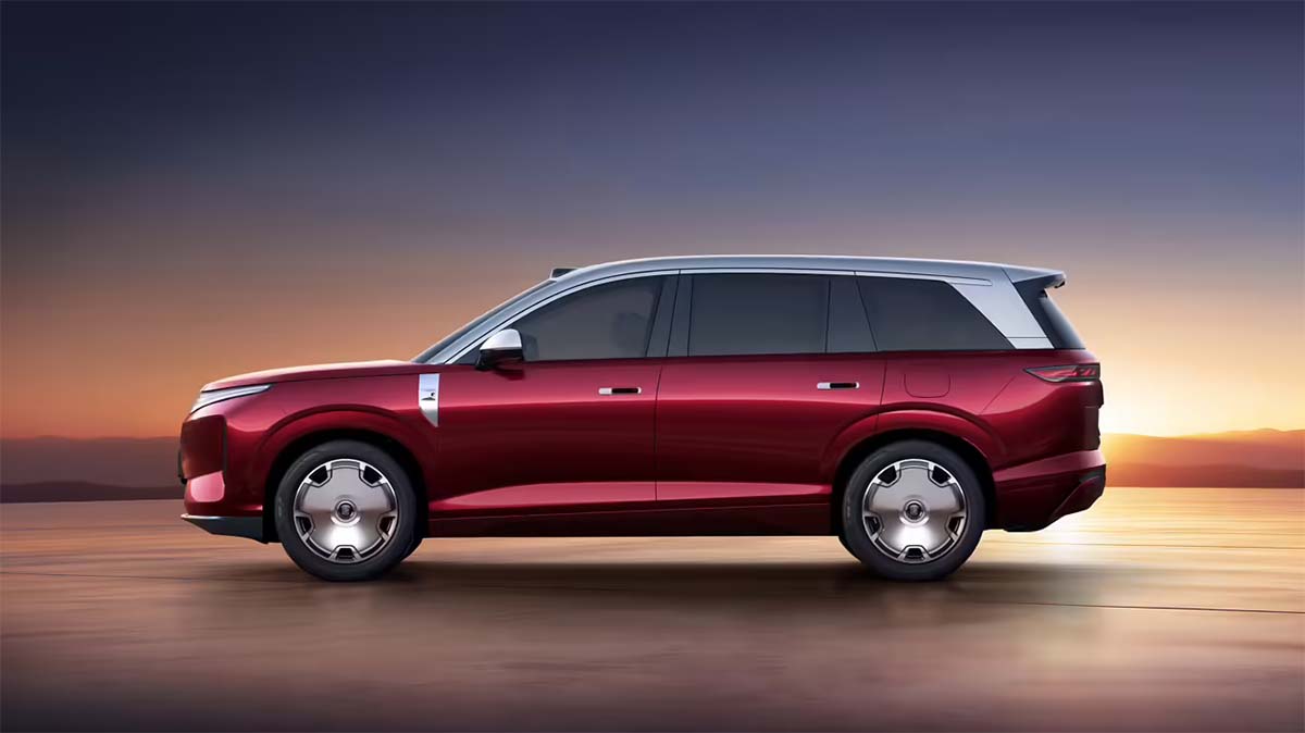Vehículo eléctrico BYD Tang de 7 plazas en un paisaje al atardecer.