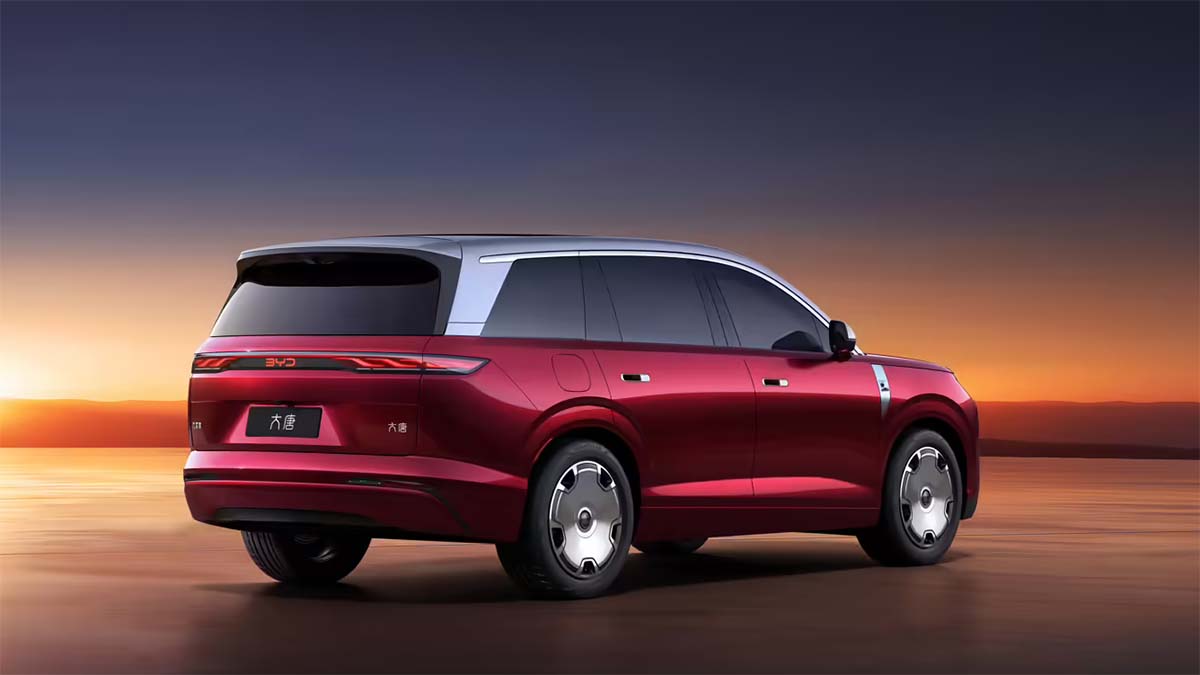 Coche eléctrico BYD Tang de 7 plazas en color rojo, con diseño moderno y aerodinámico.