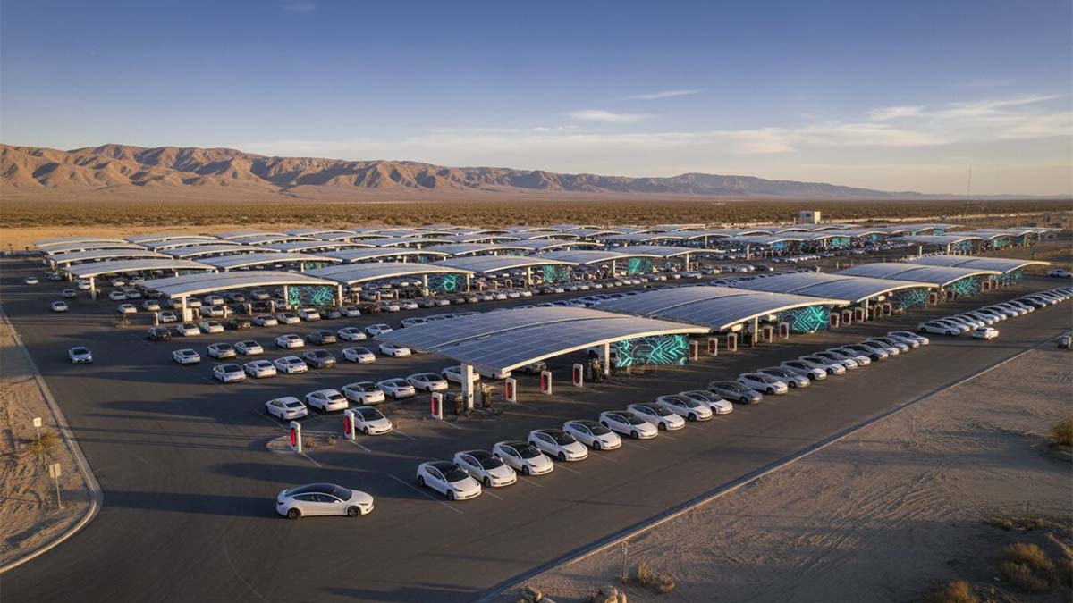 Estación de carga Tesla Supercharger con 400 puestos de carga para vehículos eléctricos.
