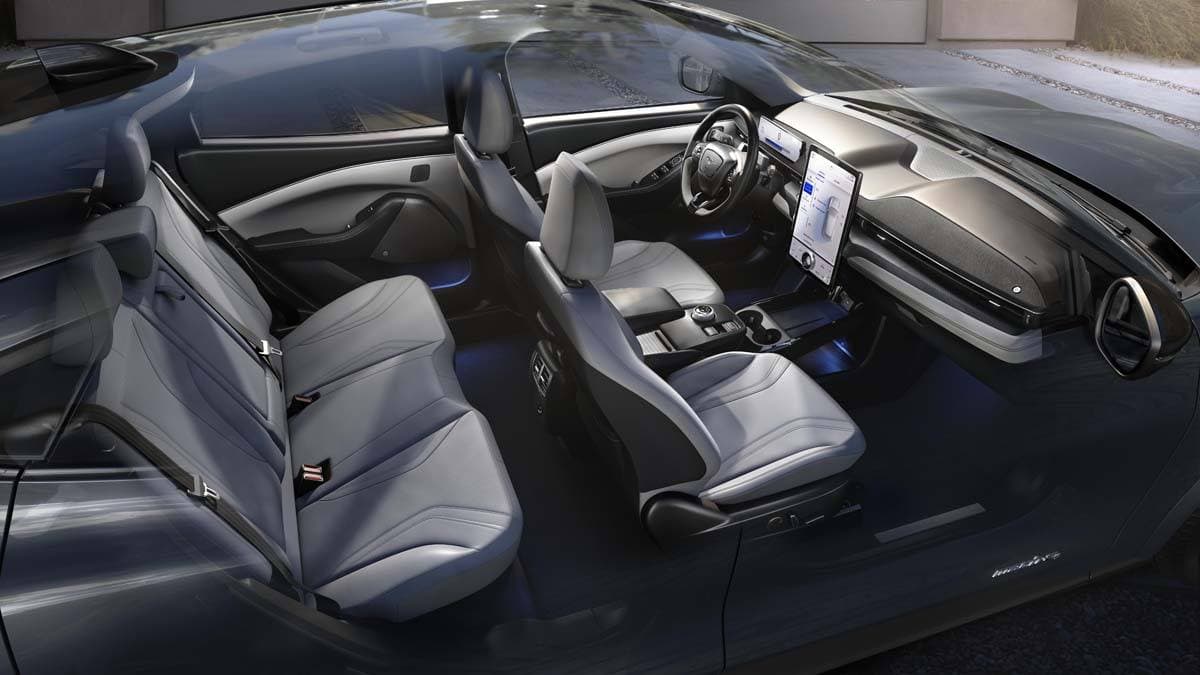 Foto del interior en blanco del Ford Mustang Mach E