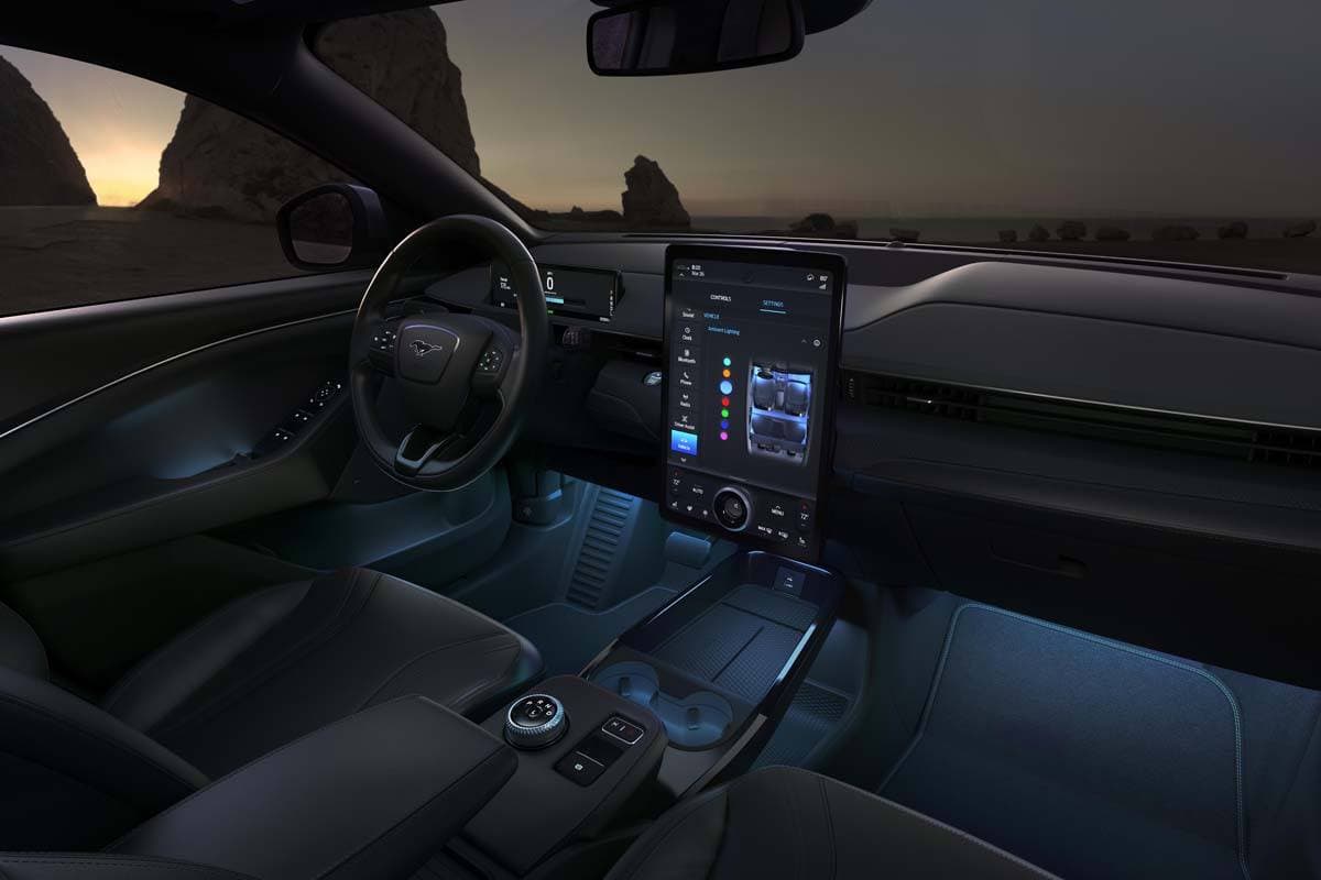 Interior iluminado del Ford Mustang Mach E