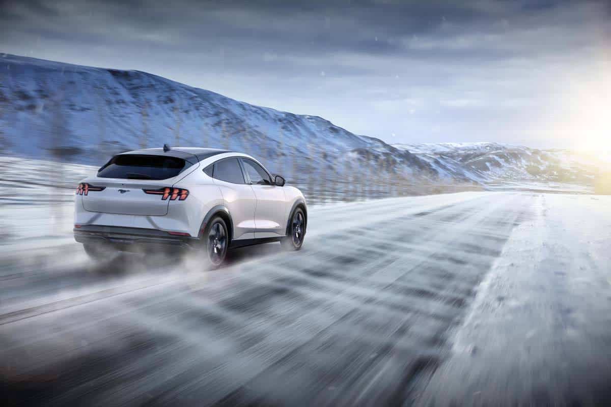 Ford Mustang Mach E en la nieve